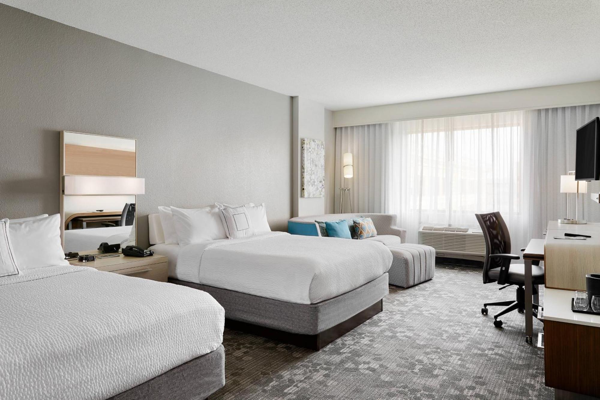 Courtyard Downtown Hotel 3*